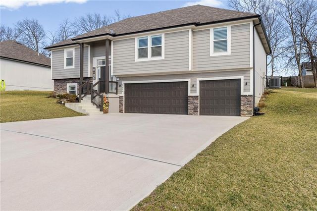 1404 NW Maple Drive, Grain Valley, MO 64029