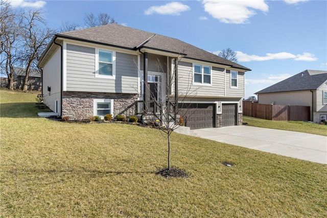 1404 NW Maple Drive, Grain Valley, MO 64029
