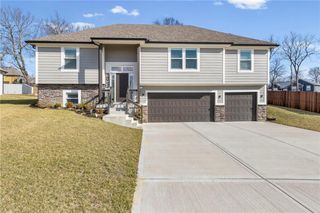 1404 NW Maple Drive, Grain Valley, MO 64029
