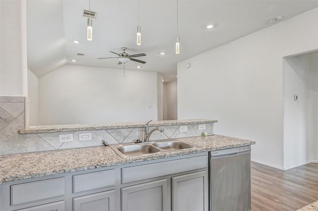 432 Pecan Landing Lane, La Marque, TX 77568