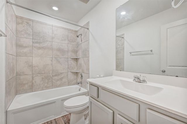 432 Pecan Landing Lane, La Marque, TX 77568