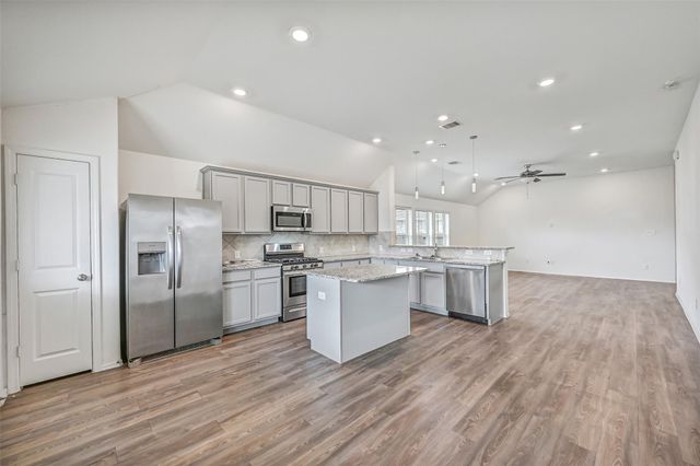 432 Pecan Landing Lane, La Marque, TX 77568