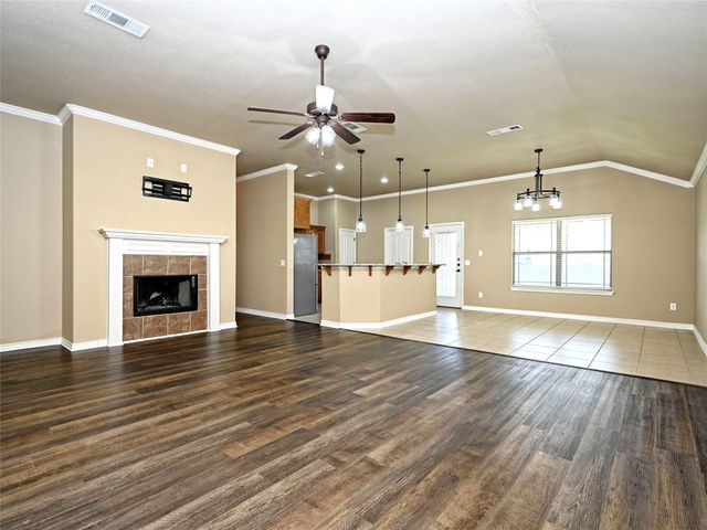 224 Geode LN, Jarrell, TX 76537