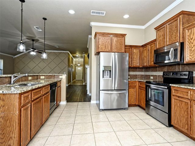 224 Geode LN, Jarrell, TX 76537