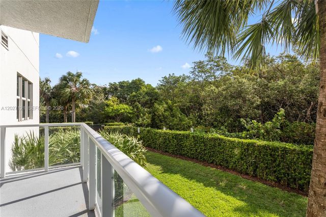 15051 Royal Oaks Ln 101, North Miami, FL 33181