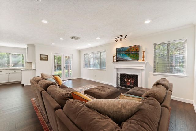 9 Lilium Court, The Woodlands, TX 77380