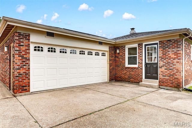 2075 Barcelona Drive, Florissant, MO 63033
