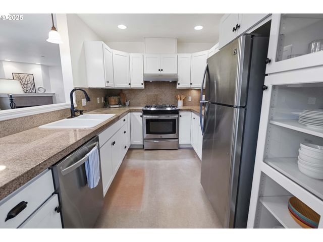 265 23RD St, Astoria, OR 97103