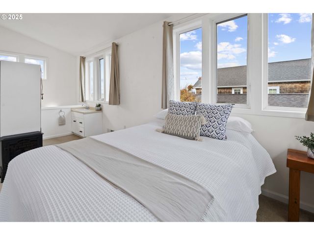 265 23RD St, Astoria, OR 97103