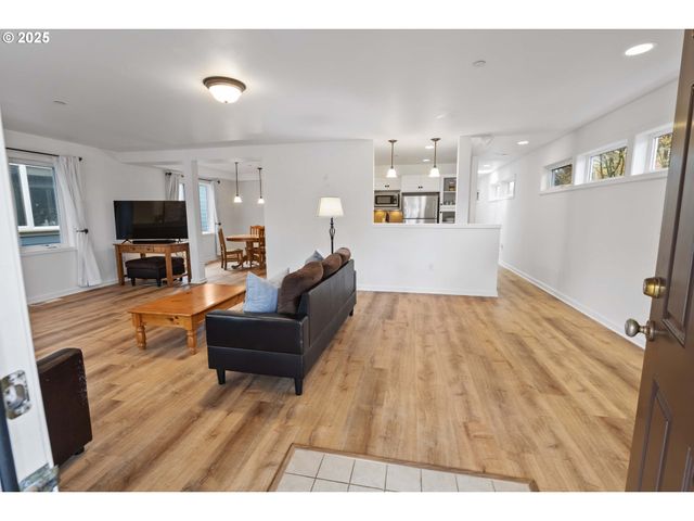 265 23RD St, Astoria, OR 97103