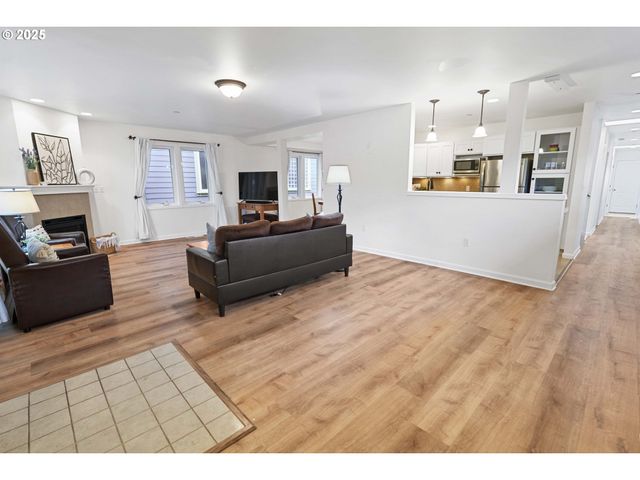 265 23RD St, Astoria, OR 97103