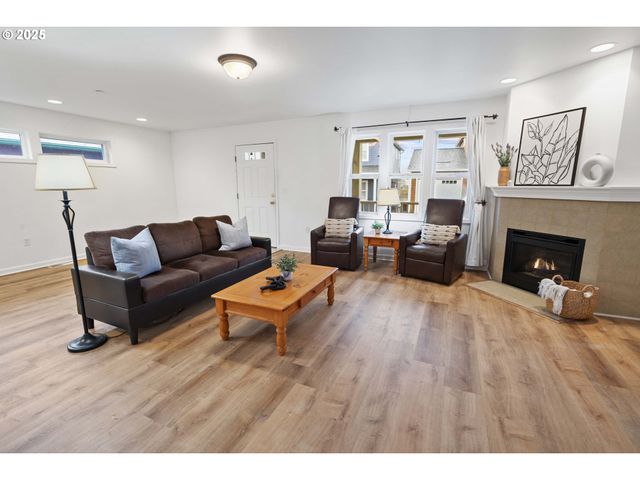 265 23RD St, Astoria, OR 97103