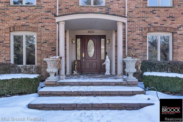 28351 W 14 Mile Road, Farmington Hills, MI 48334