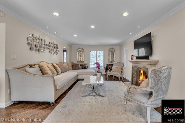 28351 W 14 Mile Road, Farmington Hills, MI 48334