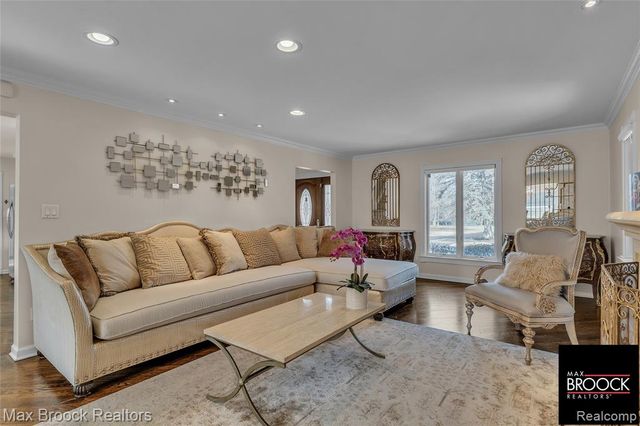 28351 W 14 Mile Road, Farmington Hills, MI 48334