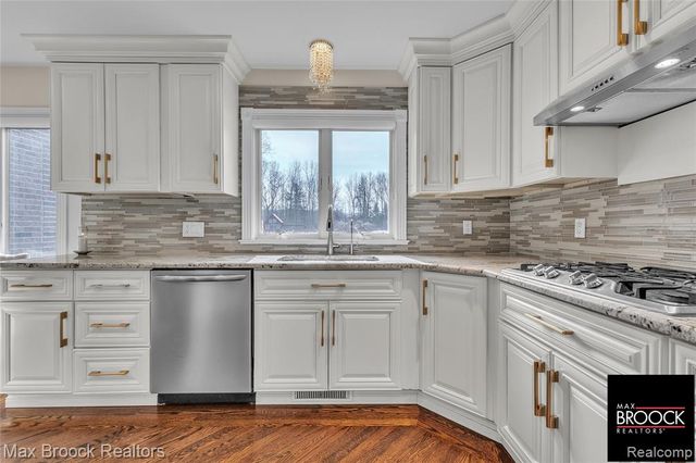 28351 W 14 Mile Road, Farmington Hills, MI 48334