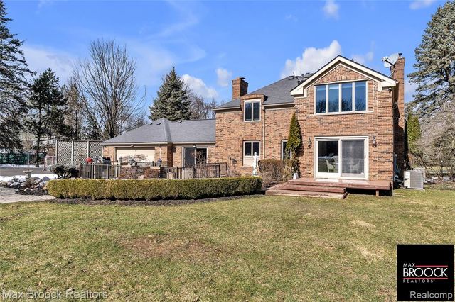 28351 W 14 Mile Road, Farmington Hills, MI 48334