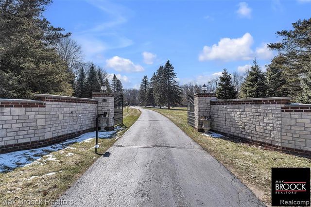 28351 W 14 Mile Road, Farmington Hills, MI 48334