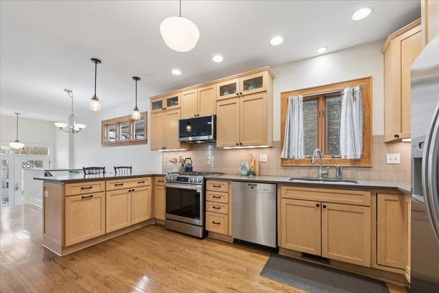 811 Clarence Avenue, Oak Park, IL 60304