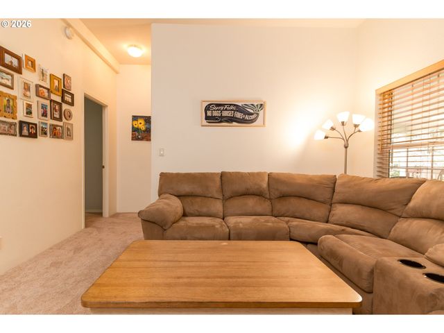 1157 8TH St, Bandon, OR 97411