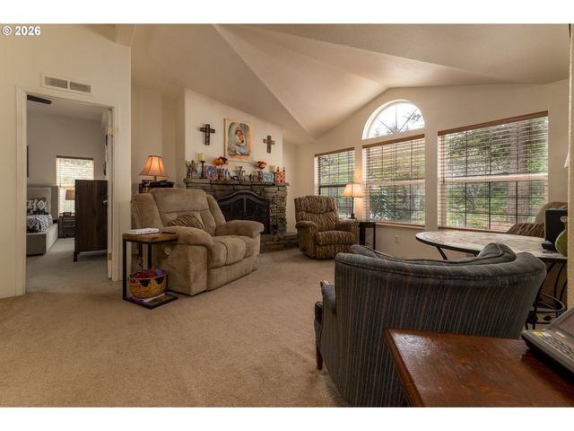 1157 8TH St, Bandon, OR 97411