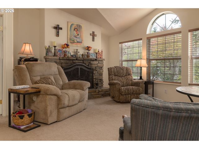 1157 8TH St, Bandon, OR 97411
