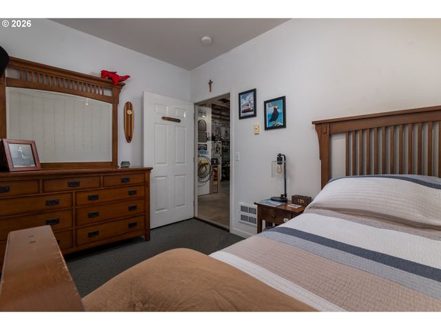 1157 8TH St, Bandon, OR 97411