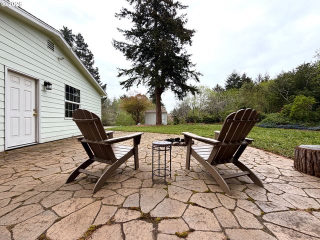 1157 8TH St, Bandon, OR 97411