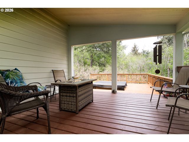 1157 8TH St, Bandon, OR 97411