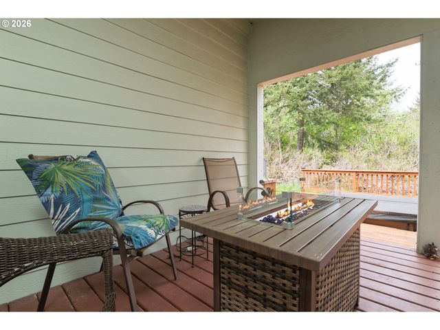 1157 8TH St, Bandon, OR 97411