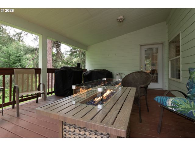 1157 8TH St, Bandon, OR 97411