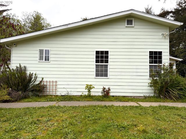 1157 8TH St, Bandon, OR 97411