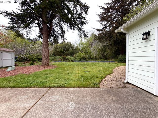 1157 8TH St, Bandon, OR 97411