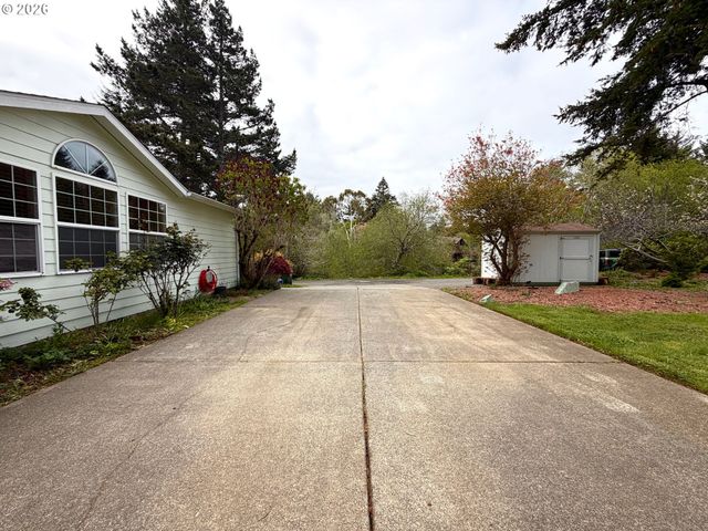 1157 8TH St, Bandon, OR 97411