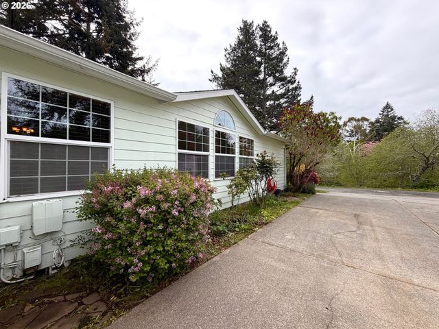 1157 8TH St, Bandon, OR 97411