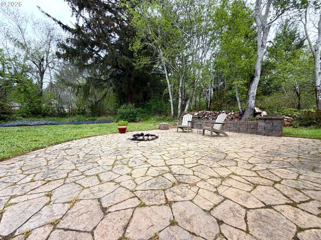 1157 8TH St, Bandon, OR 97411