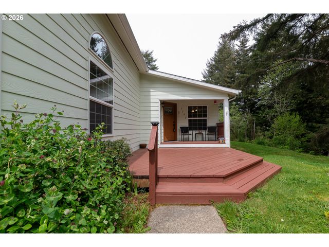 1157 8TH St, Bandon, OR 97411
