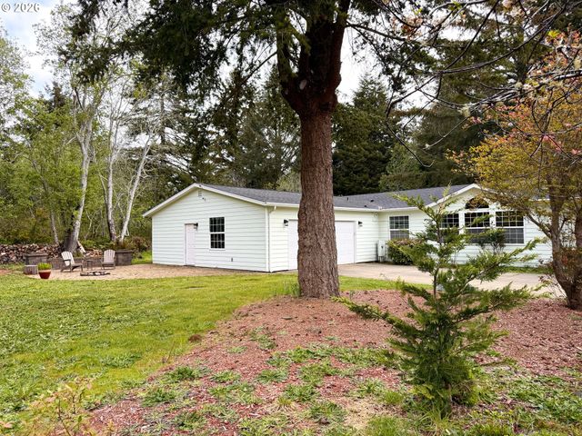 1157 8TH St, Bandon, OR 97411