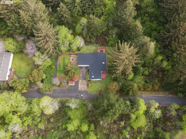 1157 8TH St, Bandon, OR 97411