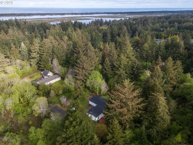 1157 8TH St, Bandon, OR 97411