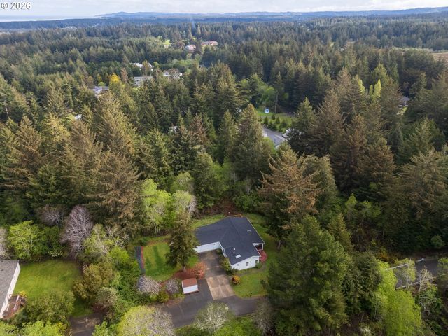 1157 8TH St, Bandon, OR 97411