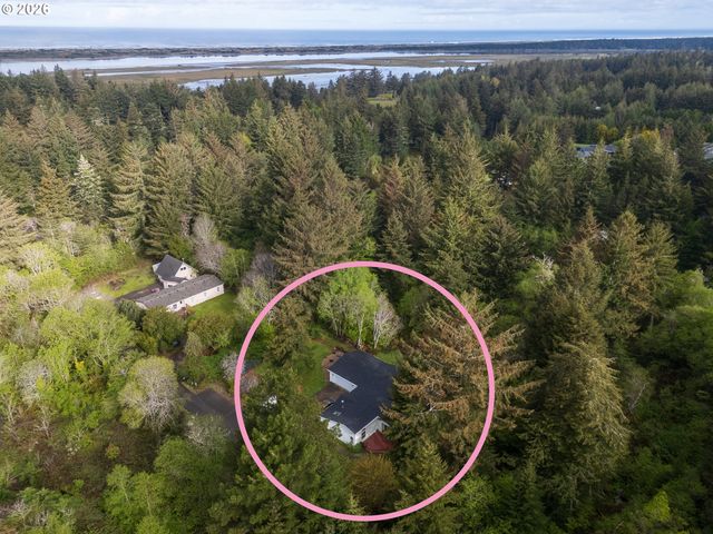 1157 8TH St, Bandon, OR 97411