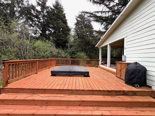 1157 8TH St, Bandon, OR 97411