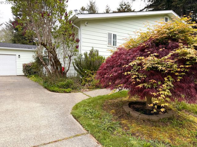 1157 8TH St, Bandon, OR 97411