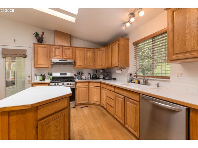 1157 8TH St, Bandon, OR 97411