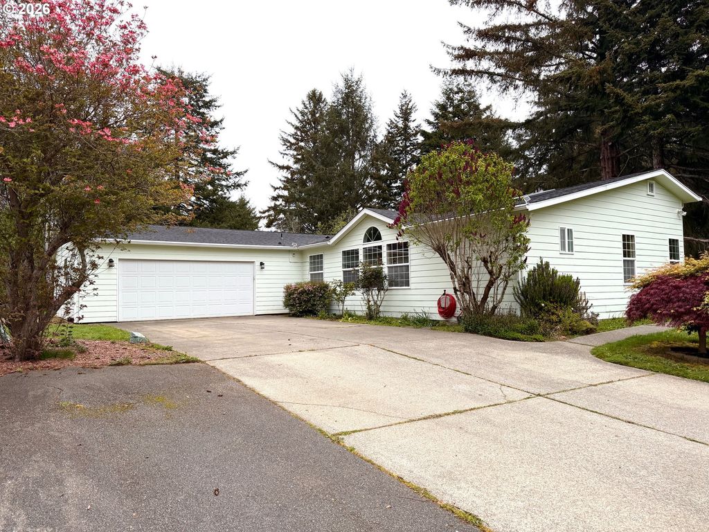 1157 8TH St, Bandon, OR 97411