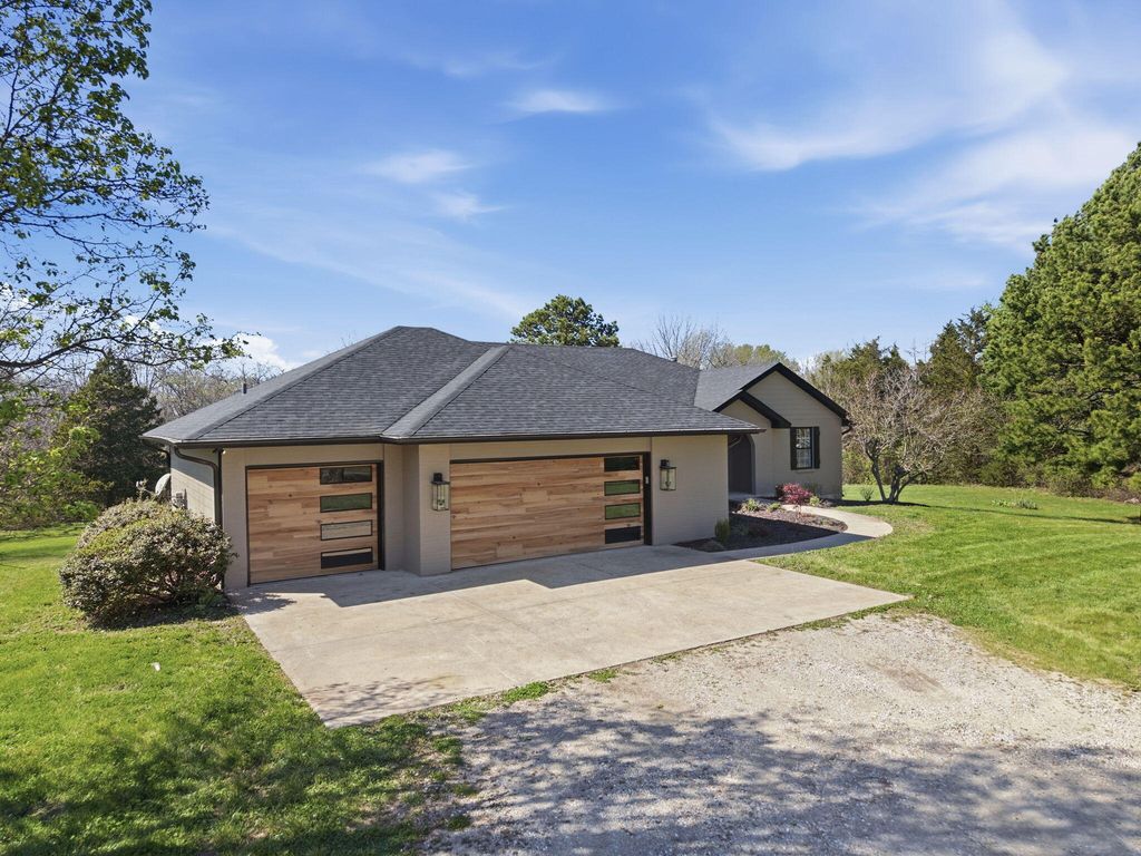 9747 S RTE N, Columbia, MO 65203