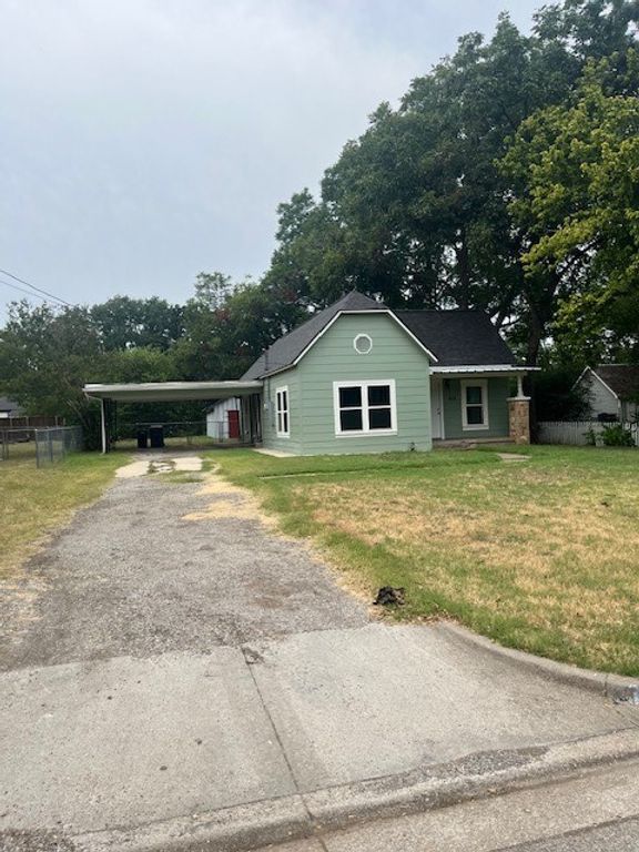 318 S Baker Street, Granbury, TX 76048