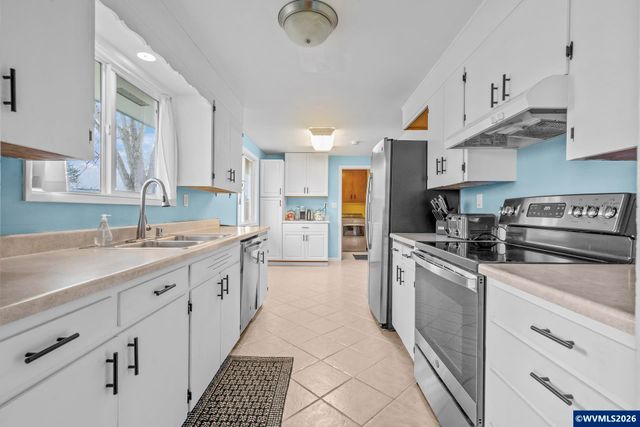 586 45th Pl NE, Salem, OR 97301