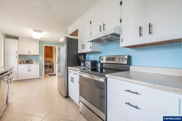 586 45th Pl NE, Salem, OR 97301